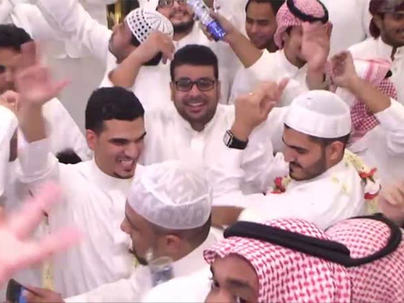 اضغط لمشاهدة الفيديو: مصري يشعل حفل زفاف سعودي بأغنية "آه لو لعبت يا زهر"